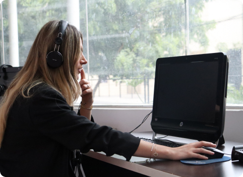 Imagen de mujer hablando con un microfóno